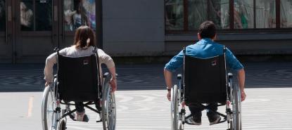 Deux personnes dans des fauteuils roulants lors de la journée de sensibilisation au handicap à l'université