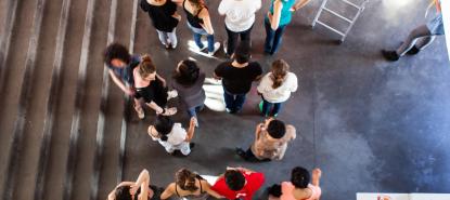 Groupe d'étudiants dans le hall des Grands Moulins